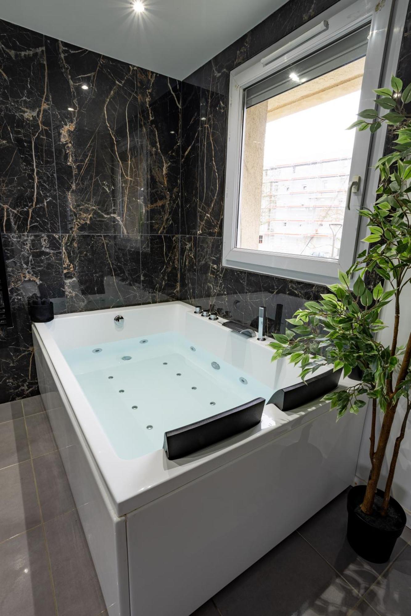 Evasion Romantique Avec Jacuzzi Savigny-le-Temple Eksteriør billede